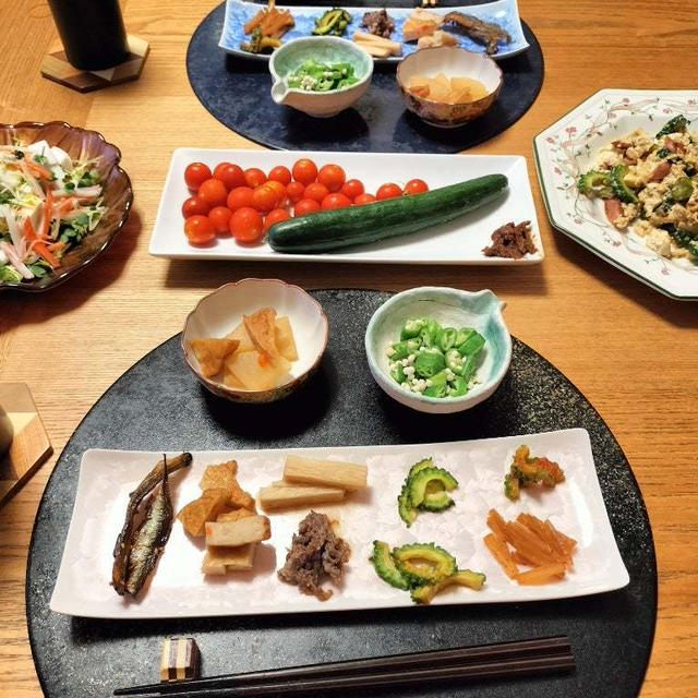 ゴーヤチャンプルー、はんぺんエスニックサラダ、小鉢10品ときゅうりとかで晩酌