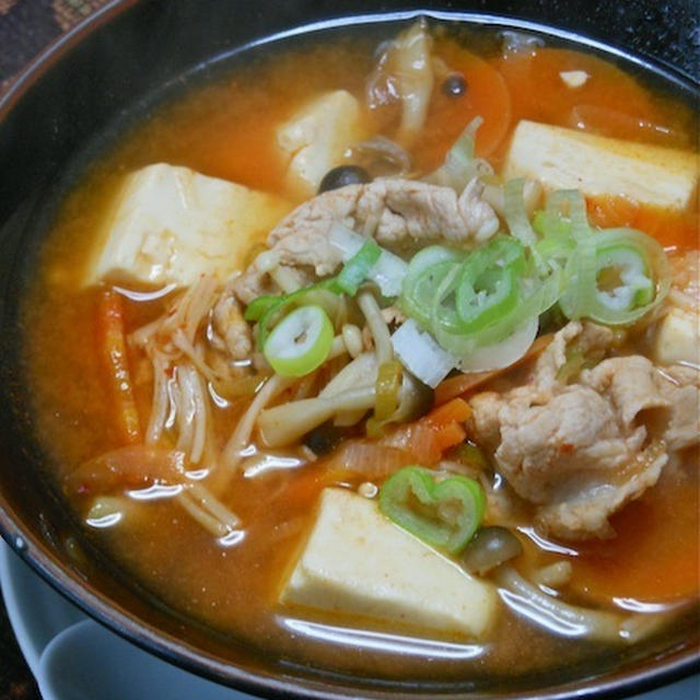 寒い夜にあったまる〜昆布だしときのこで旨みたっぷり！豆腐と豚キムチのスープ。