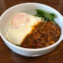昼ごはんに「キーマカレー目玉焼き丼」