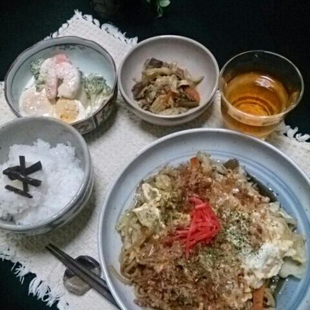 《レシピ》焼きそば・キャベツと牛肉の粒マスタード炒め・海老とタマゴとブロッコリーのサラダ・ご飯(きゃらぶきのせ)。　と、本日のわんこ。