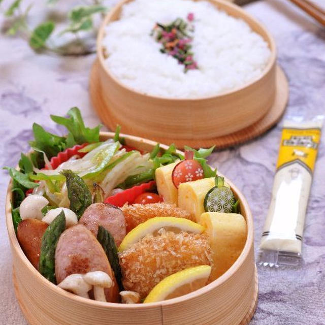 サーモンフライとフランクフルトとアスパラ炒めのお弁当