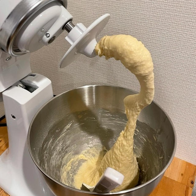 キッチンエイドで初めてのパン生地作りと、見物にゃん