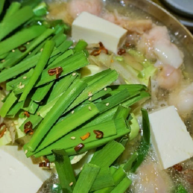 美味しさの秘訣は料理への九州愛❤活気あるガード下でモツ鍋、牡蠣をガンガン食べた～♪