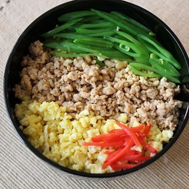 三色鶏そぼろ丼