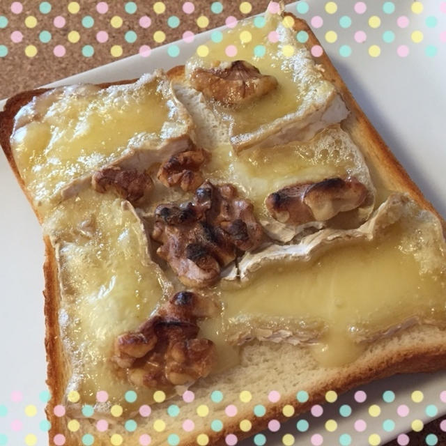 今朝の朝ごはん(((o(*ﾟ▽ﾟ*)o)))ブリーチーズとくるみのトースト