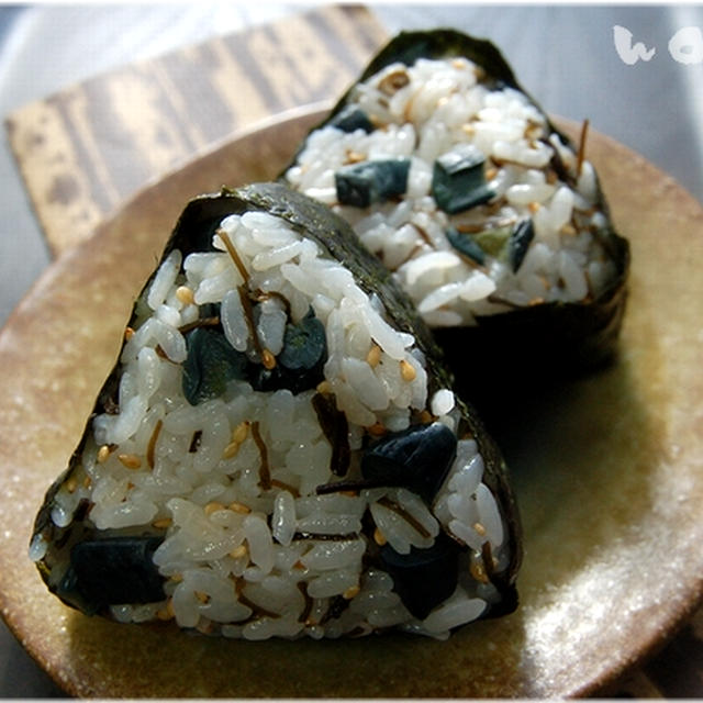 簡単■ 昆布と茄子漬のゴマおにぎり ■ トークショーレシピ(´･ω･`)v