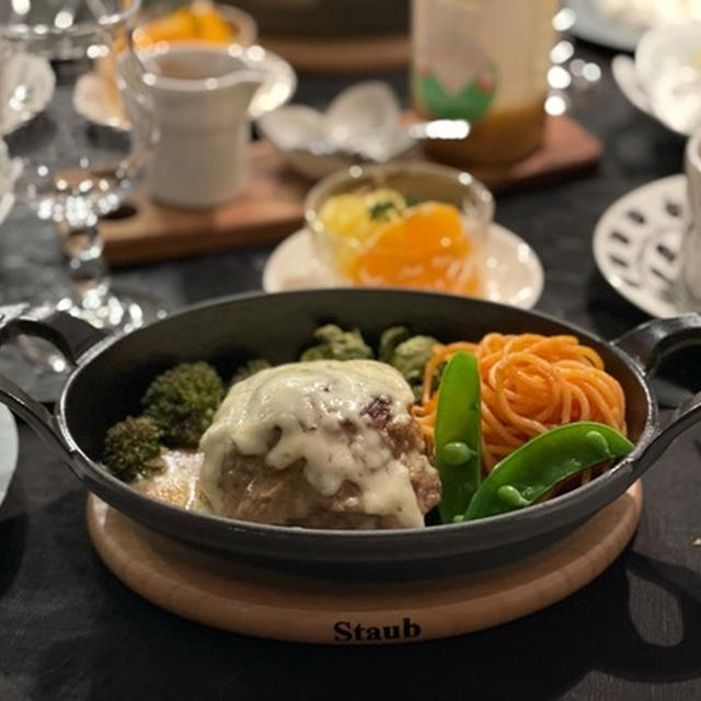 staubスタッカブルディッシュで、オーブンで焼いたハンバーグの夜ごはん