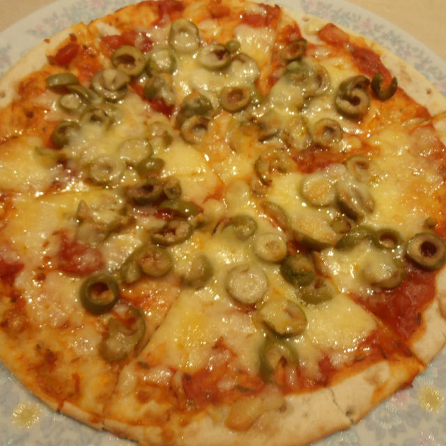 オリーブとチーズのシンプルピザ