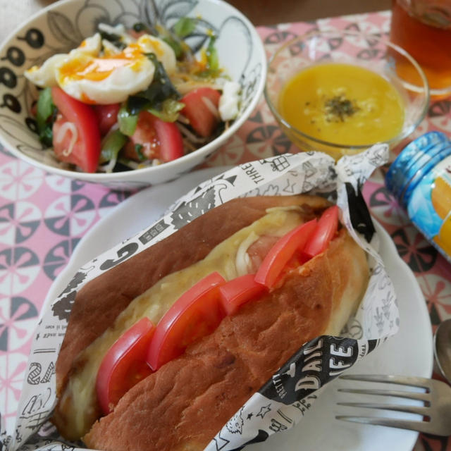 ホットドッグとトマト入り温野菜サラダ