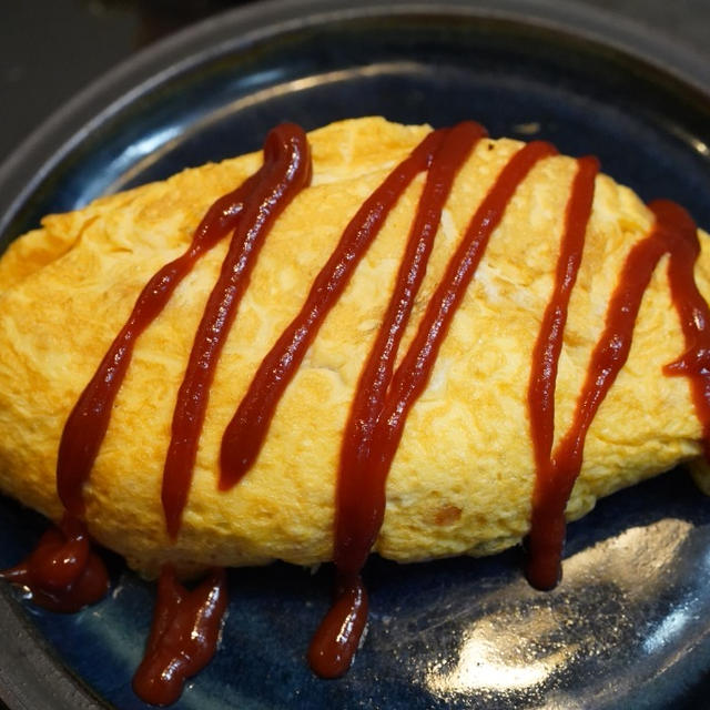 コンソメライスを使った、包むオムライス