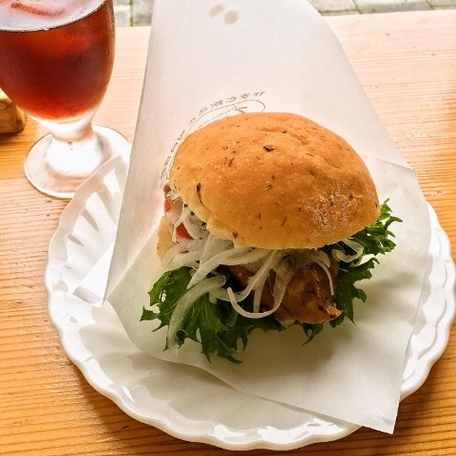 チャレンジ！カツオタタキバーガー / 濃厚トマトのトマトロールケーキ