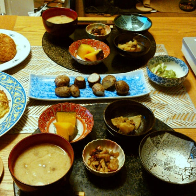金沢のご当地鍋の鶏白菜鍋ときゃべたまときぬかつぎ、作り置き小鉢少々で、晩酌