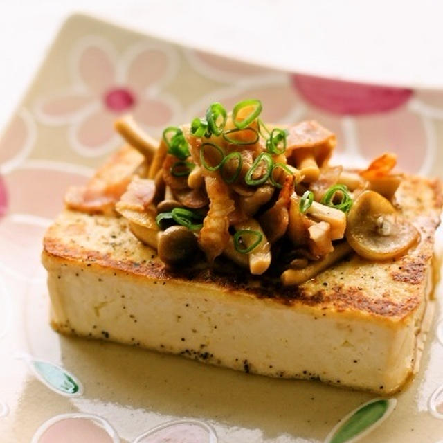 豆腐ステーキベーコンキノコソース / 新玉ネギの油揚げピザ