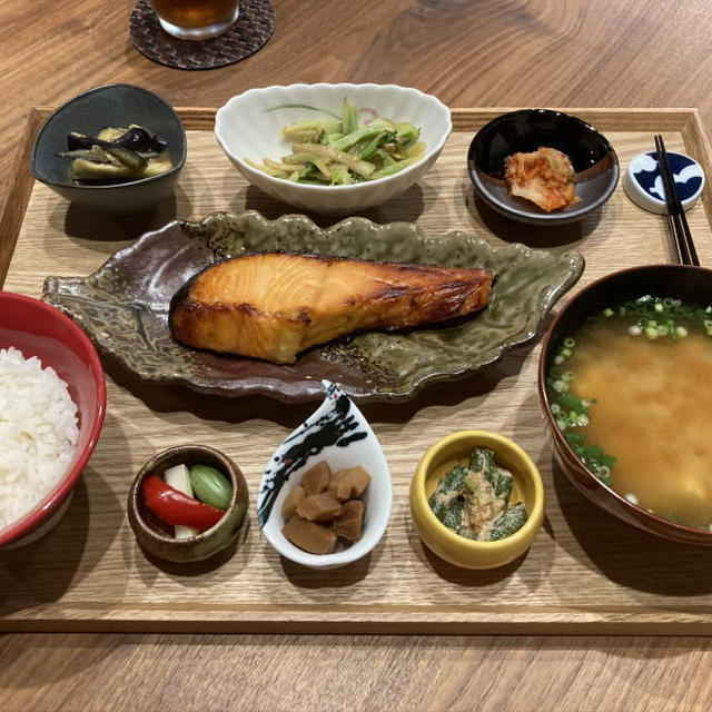 【献立】鮭の西京漬、茄子の辛子和え、ブロッコリーのガーリックバター醤油炒め、キムチ、インゲンの胡麻マヨ和え、たけのこの佃煮、ピクルス、豆腐のお味噌汁