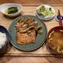 【献立】カジキと玉ねぎの照焼き、ほうれん草のお浸し、お漬物いろいろ、カブのお味噌汁、ビール