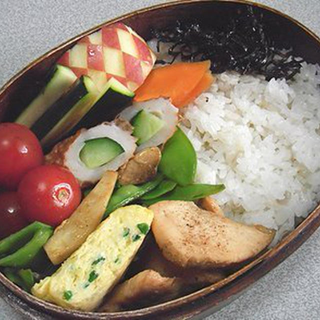 焼き鳥弁当。シーズン初のラタトゥイユ風煮込み。好きなジブリ作品