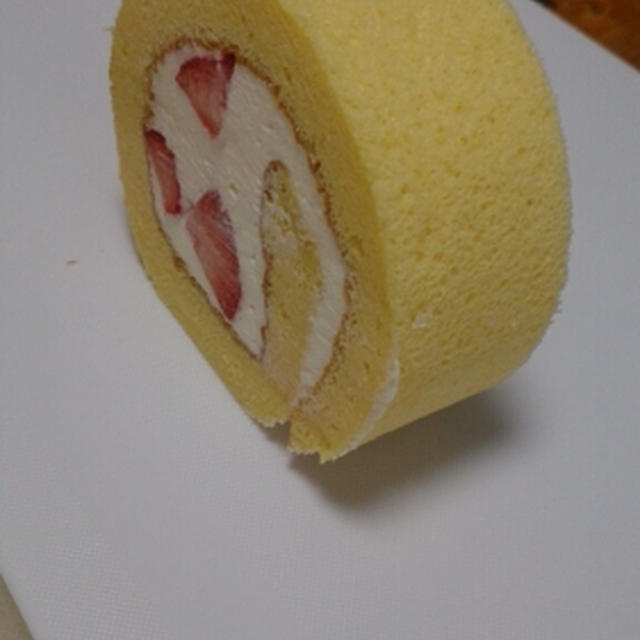 たくさんのイチゴのロールケーキ！
