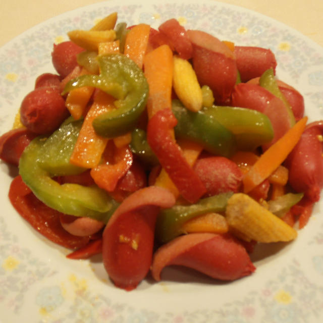赤ウィンナーと色彩り野菜の炒め物