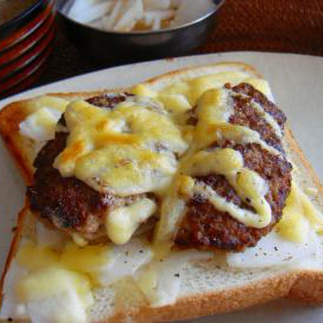 きのうのハンバーグのっけトースト