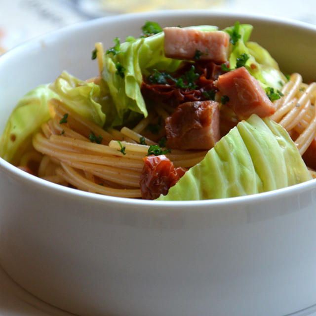 ドライトマトとベーコンとキャベツのパスタ