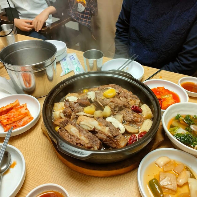 カルビチムと冷麺！ソウル麻浦グルメ「阿昭庭」で晩ごはん。コンユなど有名芸能人も