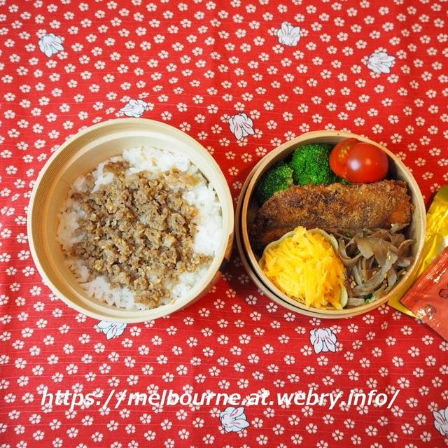 そぼろごはんと鮭フライ弁当