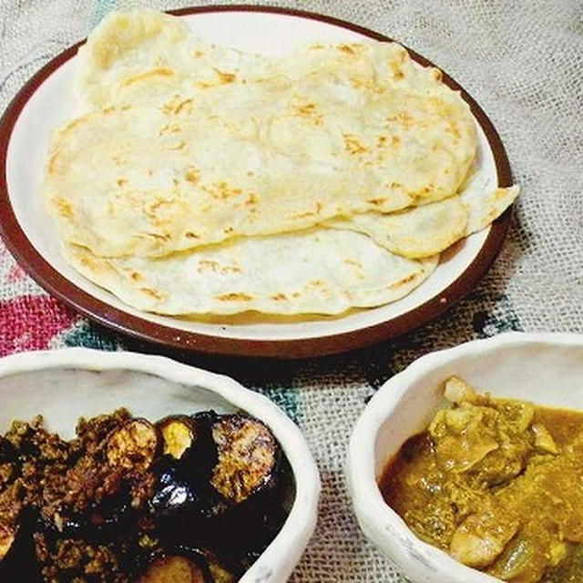 焼き立てナンとカレー２種の朝ご飯