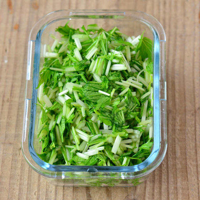 冷蔵庫にあると助かる。水菜の塩もみ