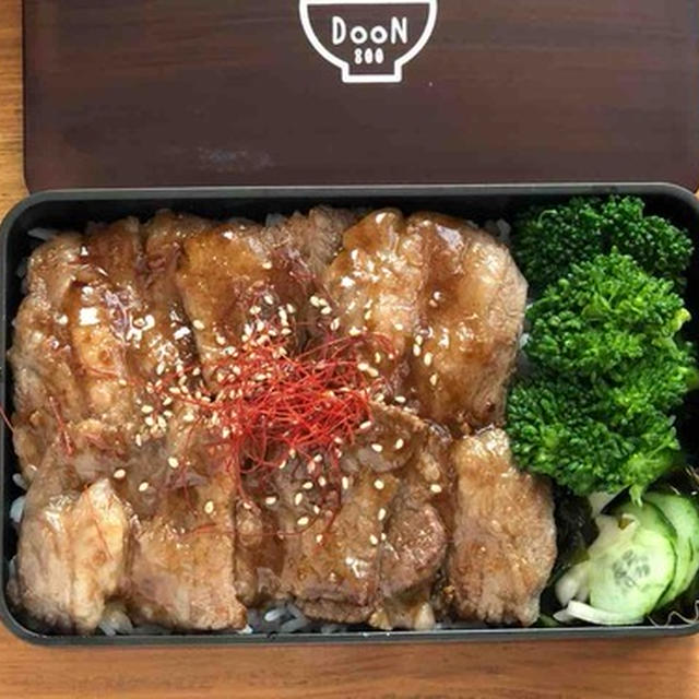 牛カルビ丼とワカメと新生姜の酢の物〜食べざかり男子のお弁当
