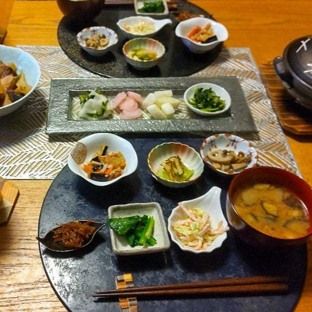 二日目のぶり大根と京都の漬物で土鍋ごはん。小鉢６品で晩酌