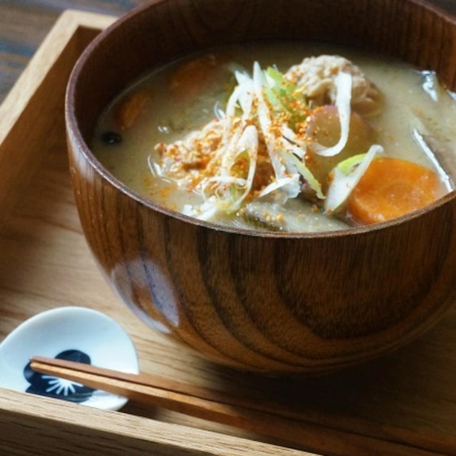 鶏団子の具だくさんお味噌汁