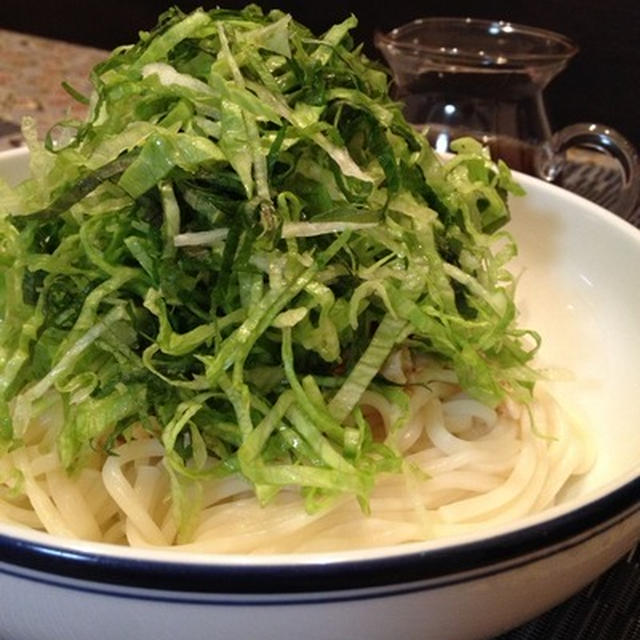 茹で鶏とグリーンいっぱいのサラダうどん【追いがつおつゆレシピ】。