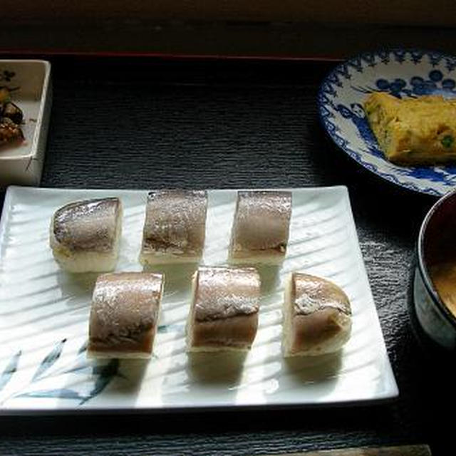 秋刀魚寿司で朝ごはん