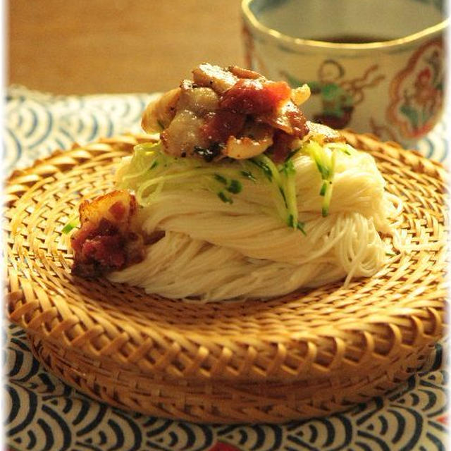 おかか梅と　カリカリ豚の　素麺。