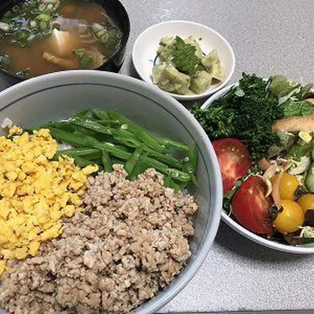 三色丼。筍の木の芽和え