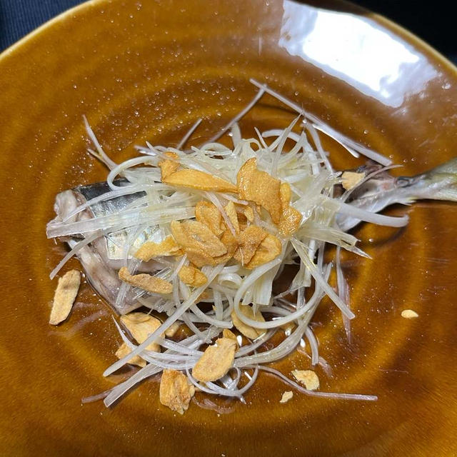 鯵の清蒸魚（チンジャンユー）お庭の花で花手水