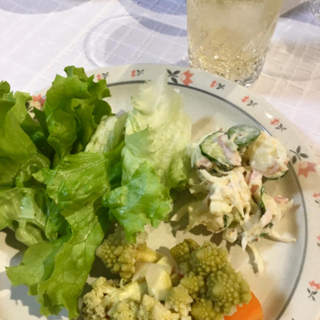 とりあえず作り置きのサラダとハイボール