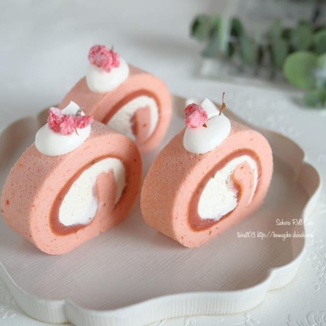 桜あんをぐるりと巻いた桜ロールケーキ🌸