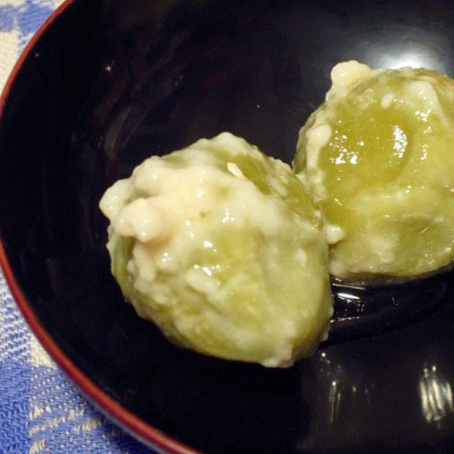 青梅の酒粕漬けを味見する