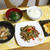 青椒牛肉絲と糸こんにゃくとさつま揚げの煮物とチンゲン菜と椎茸の中華スープでうちごはん（レシピ付）