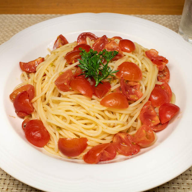 ミニトマトとイタリアンパセリのつぼみの冷製パスタ