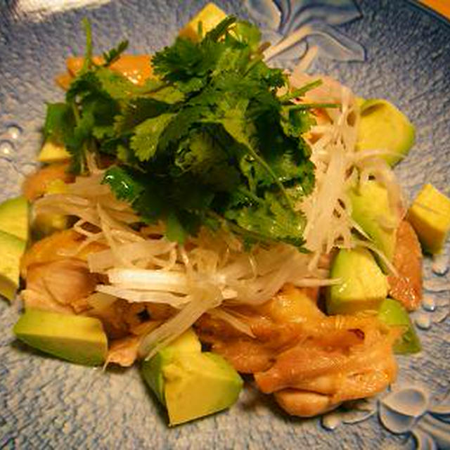 蒸し鶏のアボカド香菜ネギ塩ソース