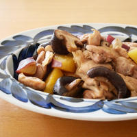 「福島県産菌床しいたけ」と鶏肉とさつまいもの煮もの