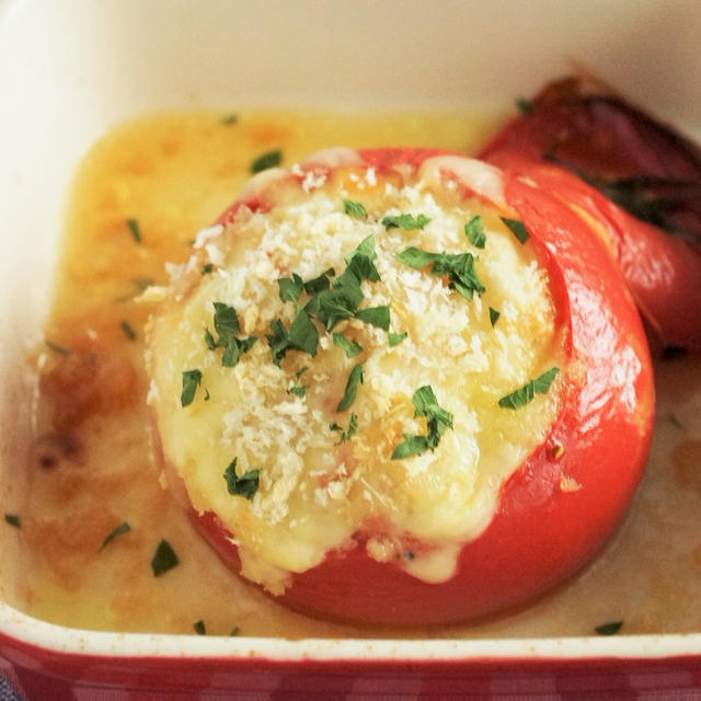 オーブンで簡単！ツナトマトファルシのチーズ焼き