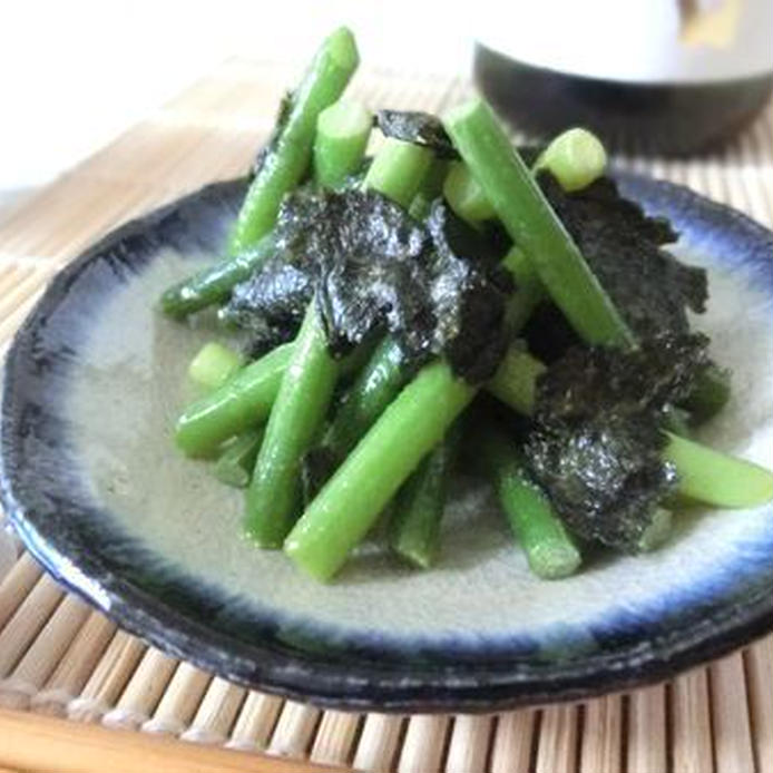 陶器に盛り付けたにんにくの芽と焼き海苔のからし和え