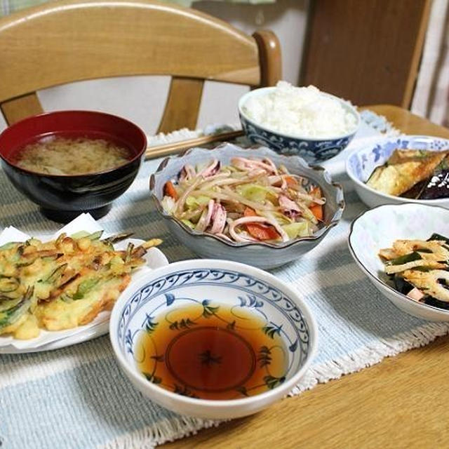 イカの野菜炒めとリサイクルかき揚げとわかめとハムとちくわのラー油和えでうちごはん（レシピ付）