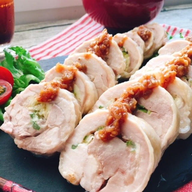 鶏もも肉で蒸し鶏☆ネギチーズチキンロールの梅ソース