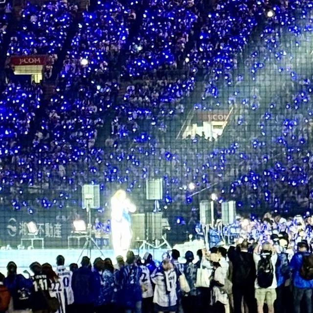 ハマスタ『BLUE☆LIGHT SERIES 2025』で石井竜也さんのライブ&「bodhi sena」のカレーと「三三」のパン