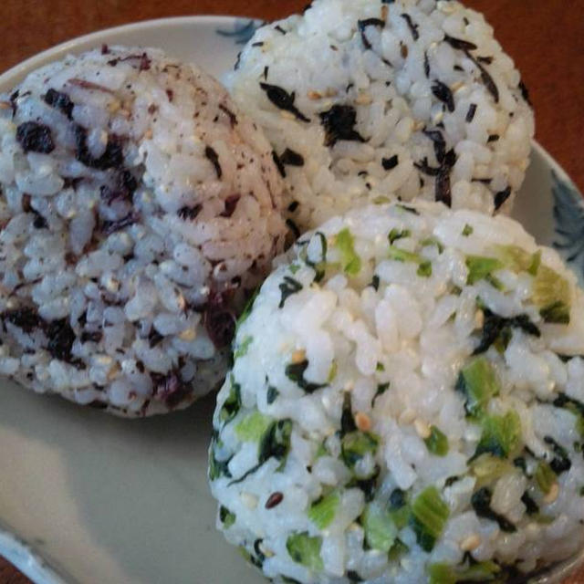 残り雪、ご飯のお供でおにぎり。
