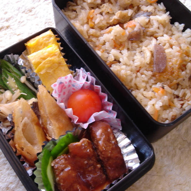 炊き込みご飯のお弁当。と、メロンパン風。